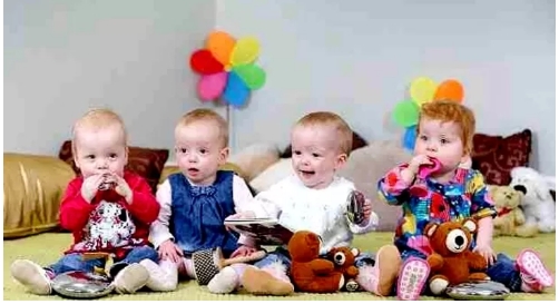 Vier kleine Zwillinge machen die Eltern bei ihrer spektakulären Geburt sprachlos